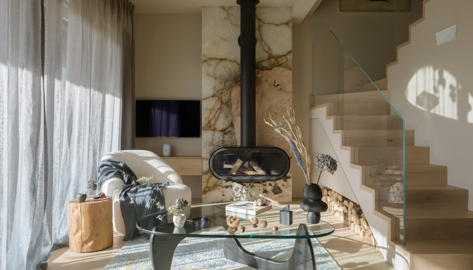 75-metrowy domek bez pozwolenia na polskim wybrzeżu! Jego wystrój nawiązuje do Bałtyku!