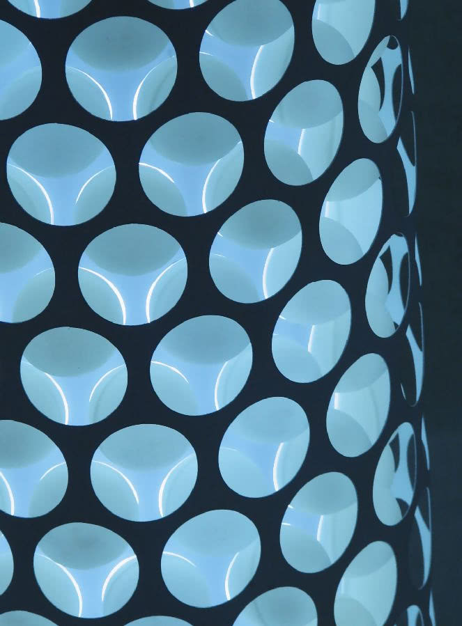 299o, lampa z 299 piłeczek pingpongowych