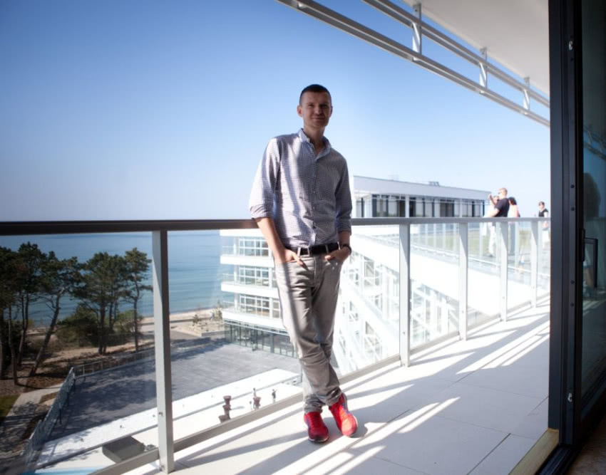 Maciej Zień na tarasie penthouseu, którego...