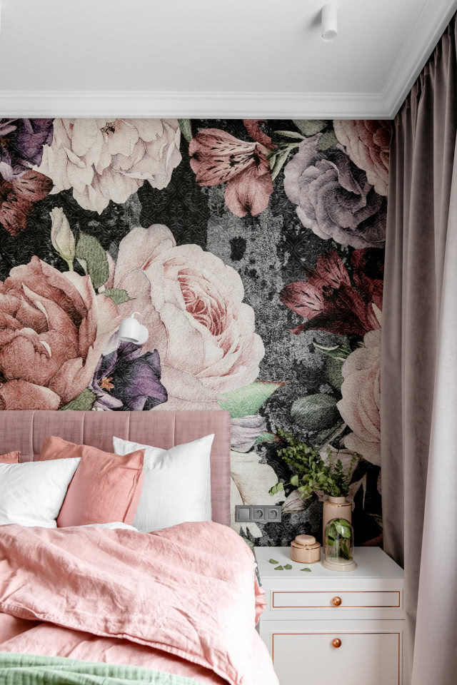 Kwiatowa tapeta w sypialni