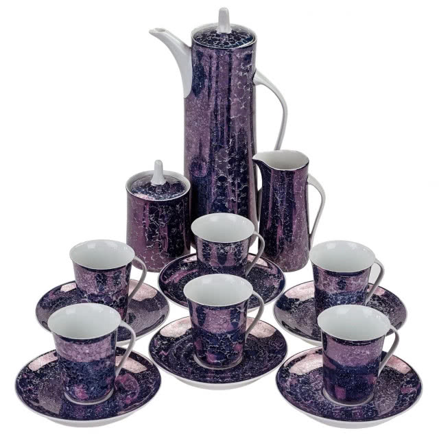 fioletowy z typową dla lat 60. dekoracją marmurkową