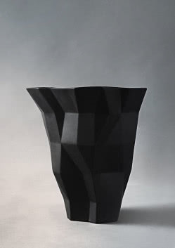 czarny wazon z porcelany Bartek Mejor