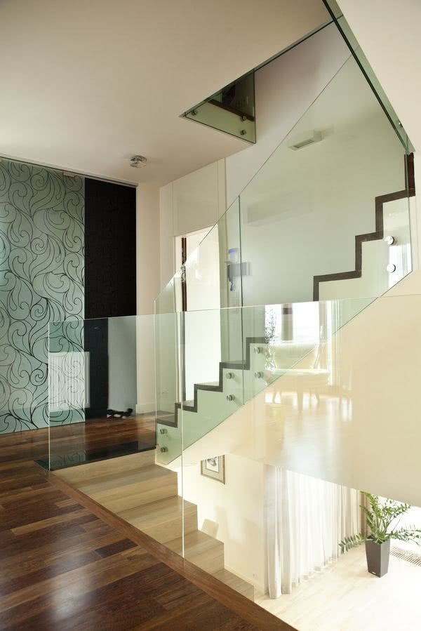 W holu na pierwszym piętrze zamontowano ozdobną...