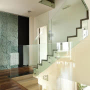 W holu na pierwszym piętrze zamontowano ozdobną...