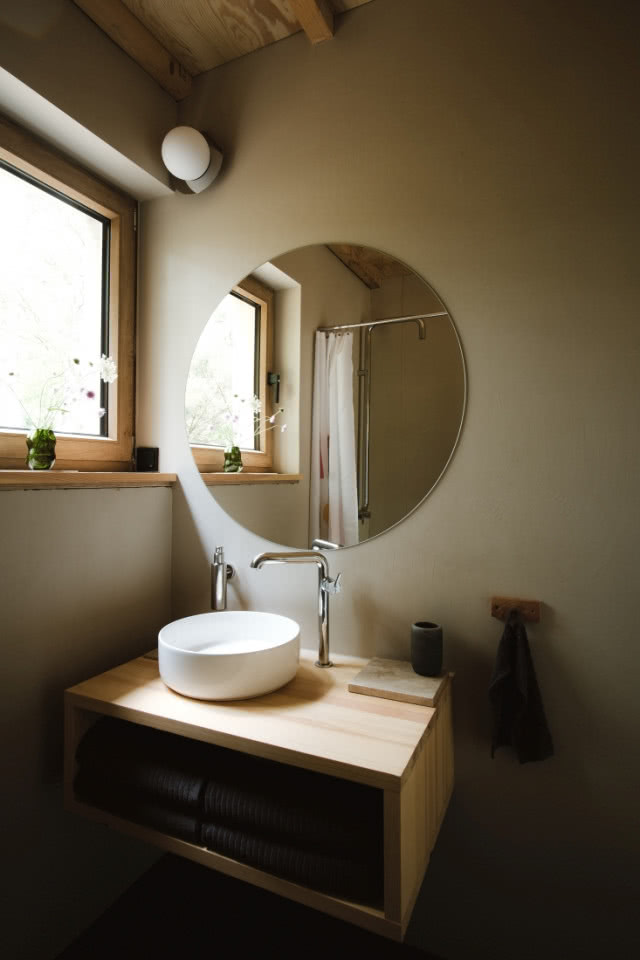 drewniana szafka pod umywalką