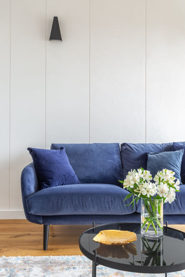 Welurowa sofa w salonie