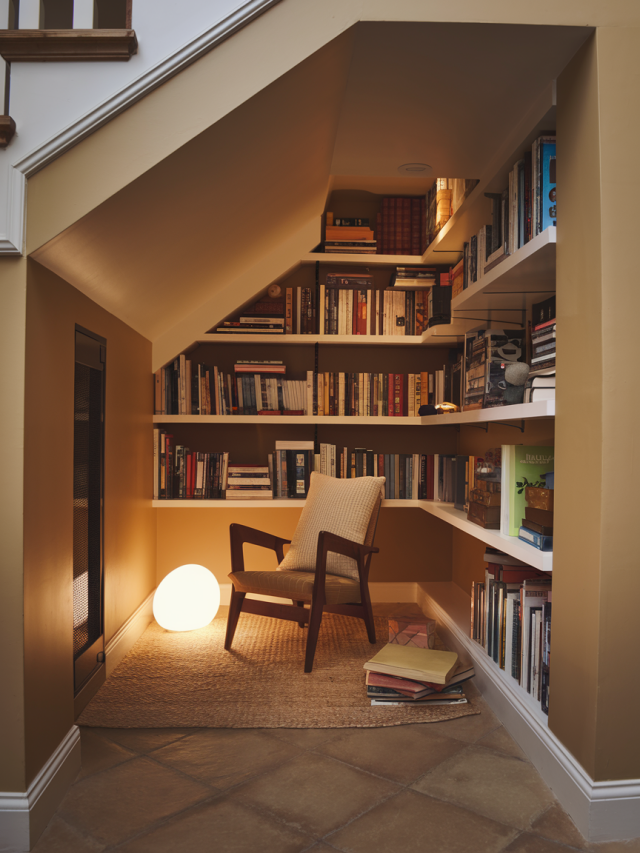 biblioteka pod schodami