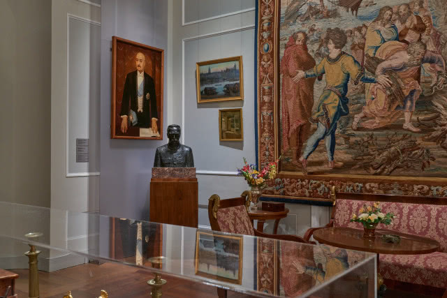 wystawa stała gabinetu prezydentów, w tle rzeźba Piłsudskiego
