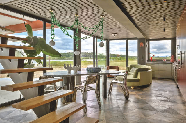 stół z betonu w salonie wnętrza domu z kontenerów