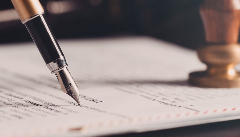 Jak wygląda umowa przedwstępna sprzedaży mieszkania? Czy musimy odwiedzić notariusza?