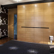 W holu na pierwszym piętrze zamontowano ozdobną...