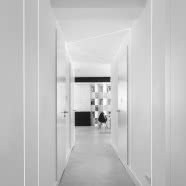 Minimalistyczne mieszkanie w Krakowie - dominuje w nim czerń i biel!