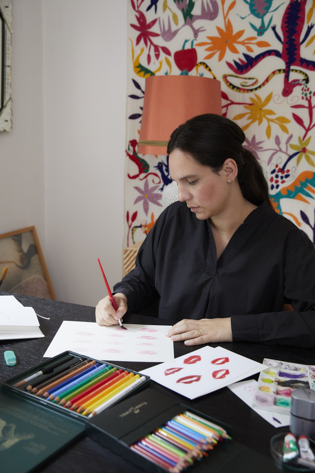 Kera Till podczas rysowania