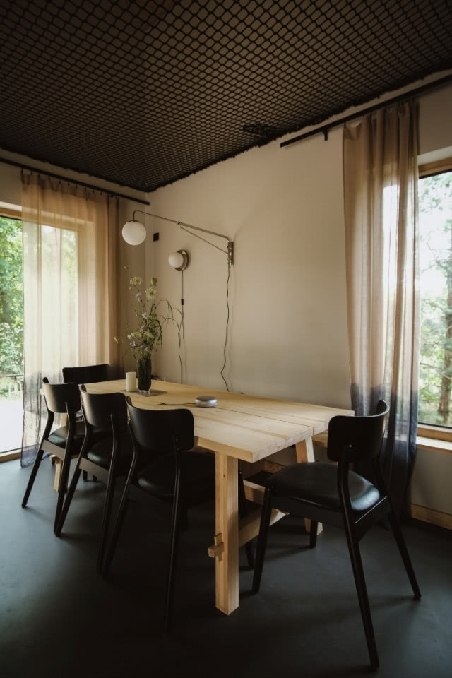 Jadalnia z drewnianym stołem