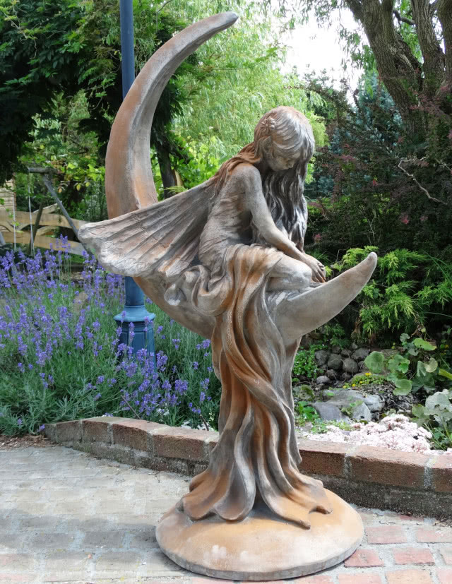 księżycowa nimfa - odcień rdzy, lawęda, murek z ciegieł, kamienie, latarnia, drzewa