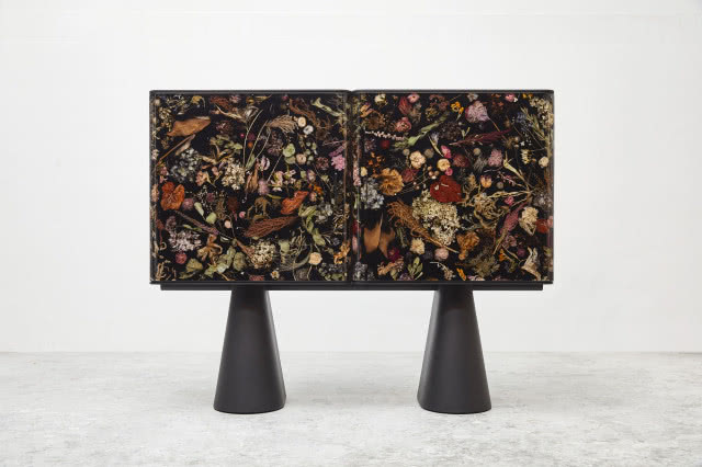 Szafka na dwóch nogach