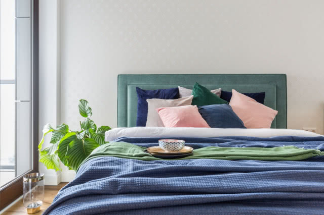 Sypialnia w różu i granacie