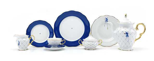 zestaw kawowy na białym tle z motywem cyrku