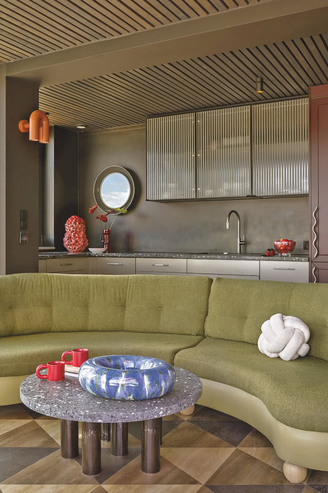 duża półokrągła sofa w salonie