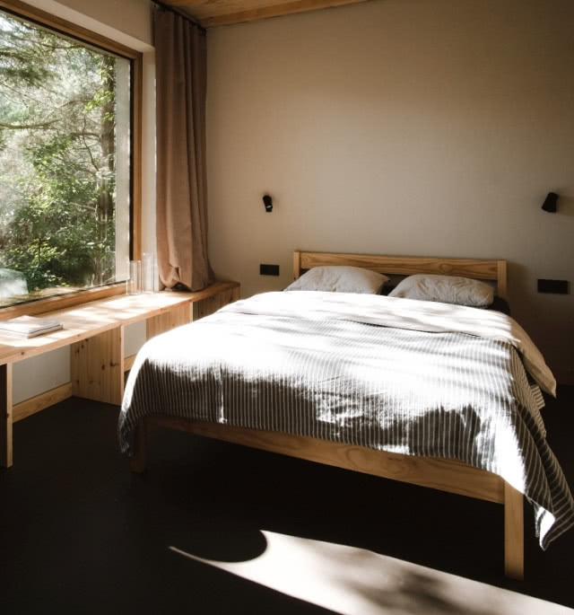 Sypialnia z dużym oknem