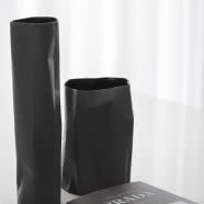 Minimalistyczne mieszkanie w Krakowie - dominuje w nim czerń i biel!