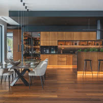 Drewno, fortepian, przestrzeń. Wnętrze domu tak wyraziste, jak jego właściciele