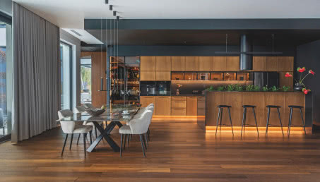 Drewno, fortepian, przestrzeń. Wnętrze domu tak wyraziste, jak jego właściciele