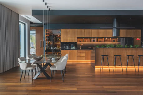 Drewno, fortepian, przestrzeń. Wnętrze domu tak wyraziste, jak jego właściciele