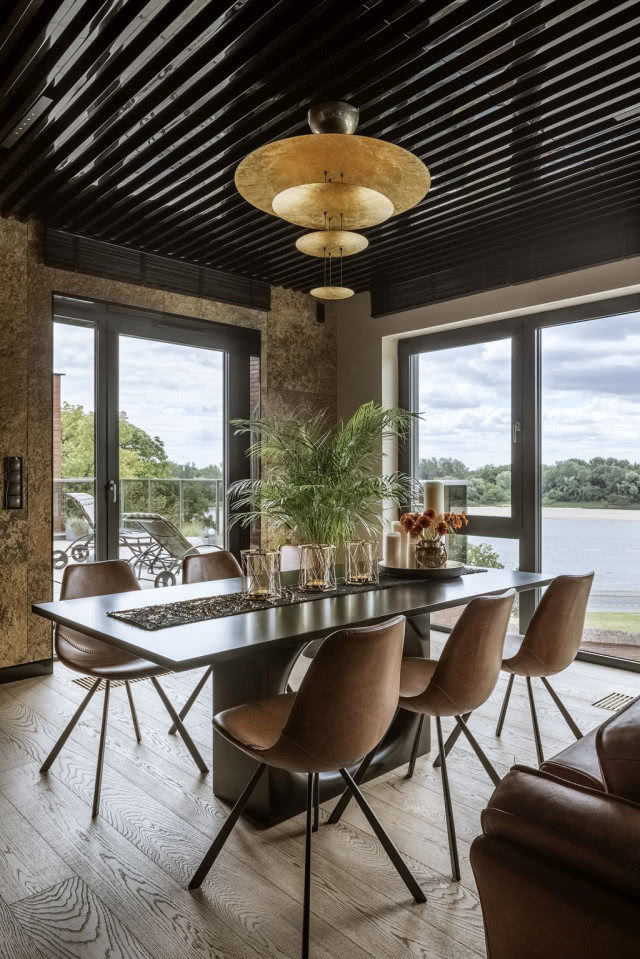 Brązowe krzesła do jadalni 