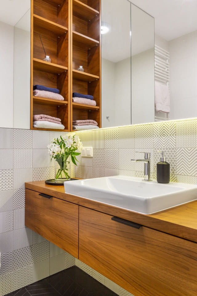 Łazienka w stylu skandynawskim z drewnianą szafką