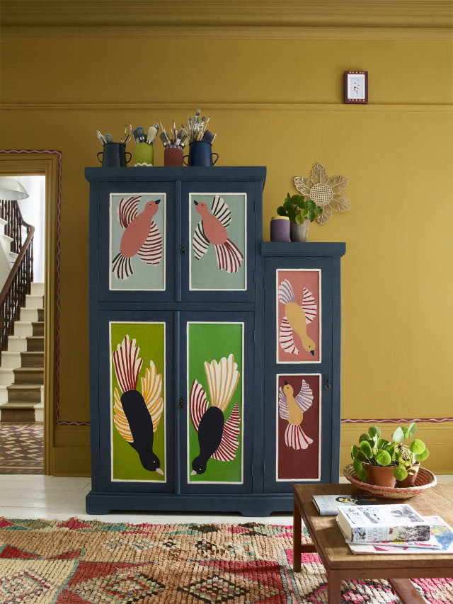 żółte ściany i ciemna szafa