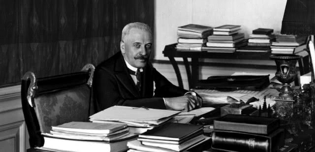 fotografia czarno-biała, mężczyzna przy biurku