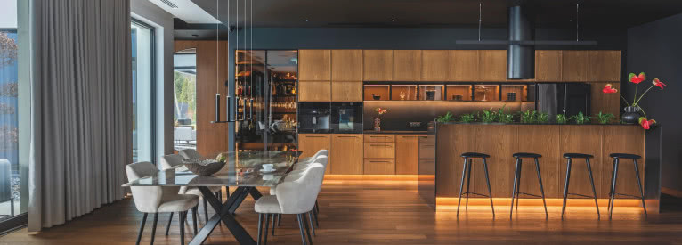 Drewno, fortepian, przestrzeń. Wnętrze domu tak wyraziste, jak jego właściciele