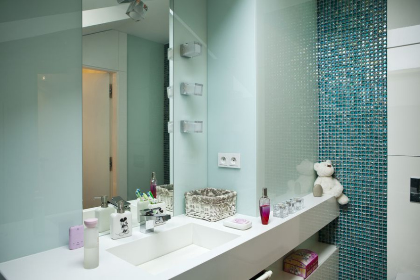 Jasnoniebieski kolor kolor dominuje w łazience,...