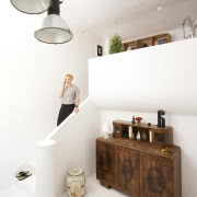 Kuchnia - białe meble i drewniany blat