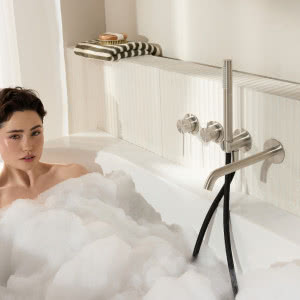 Trend quiet luxury podbija polskie wnętrza. Zobacz, jak wprowadzić go do łazienki