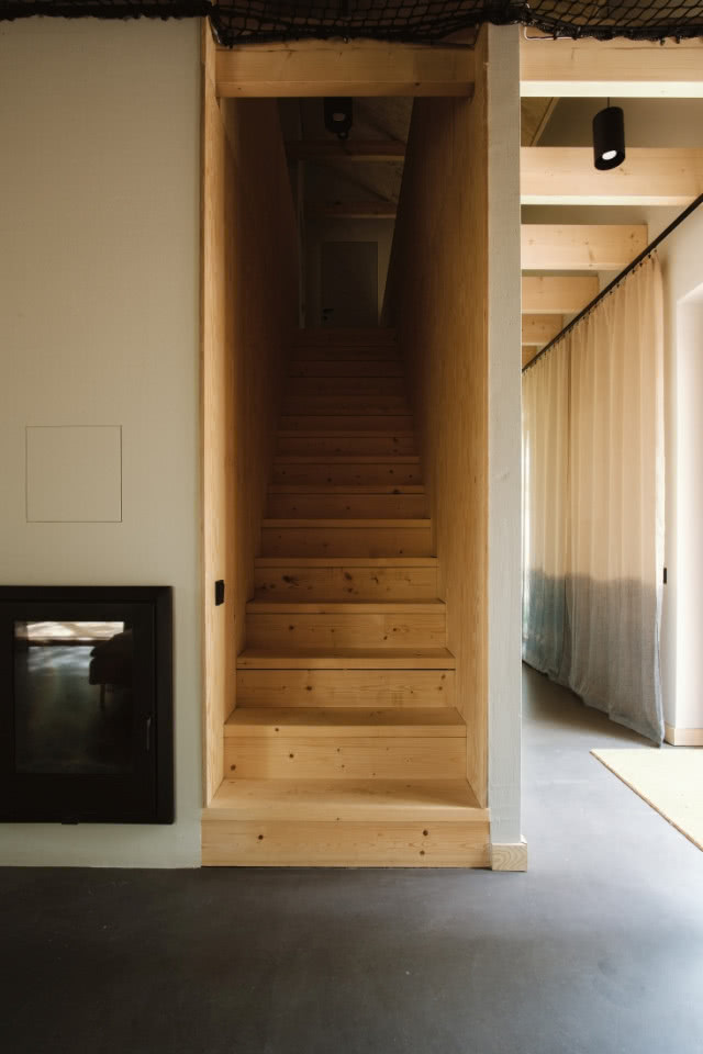 schody w domu letniskowym