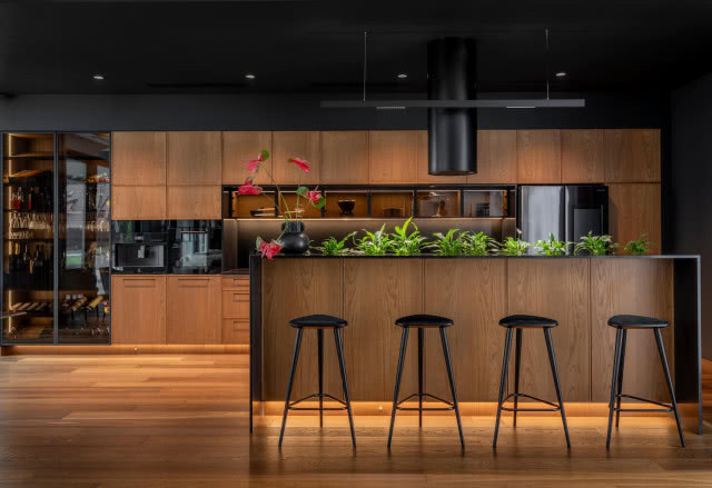 drewniana kuchnia z czarnym sufitem i blatem