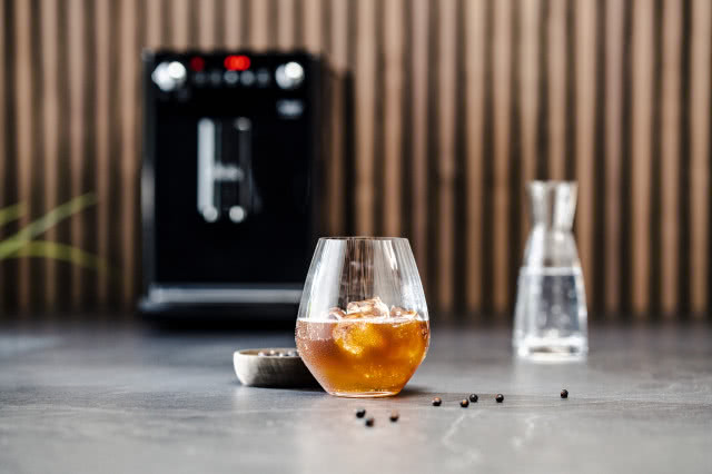 ekspres do kawy Melitta, herbata, woda w butelce, lamele na ścianie