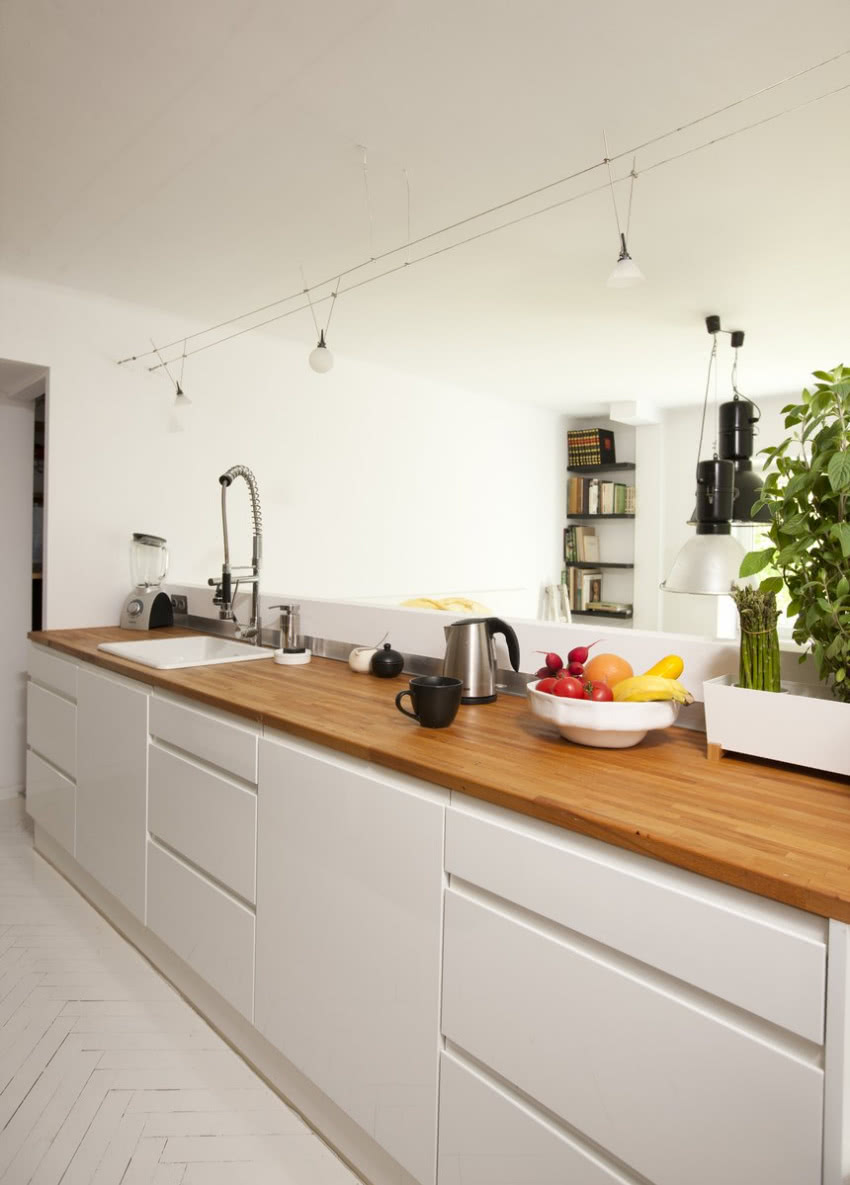 Kuchnia - białe meble i drewniany blat