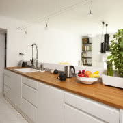 Kuchnia - białe meble i drewniany blat