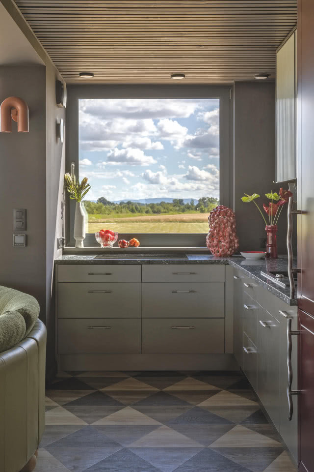 Okno w domu z kontenerów