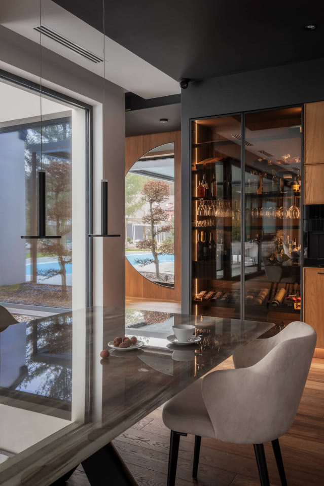 przeszklona witryna w kuchni