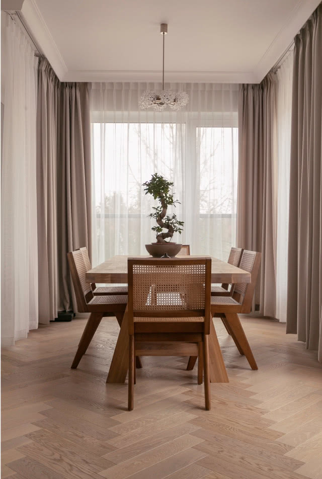 stół jadalniany z drewnianymi krzesłami