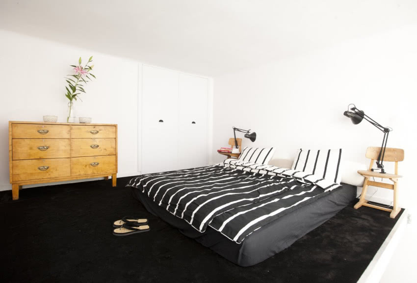 Czarno-biała sypialnia na antresoli