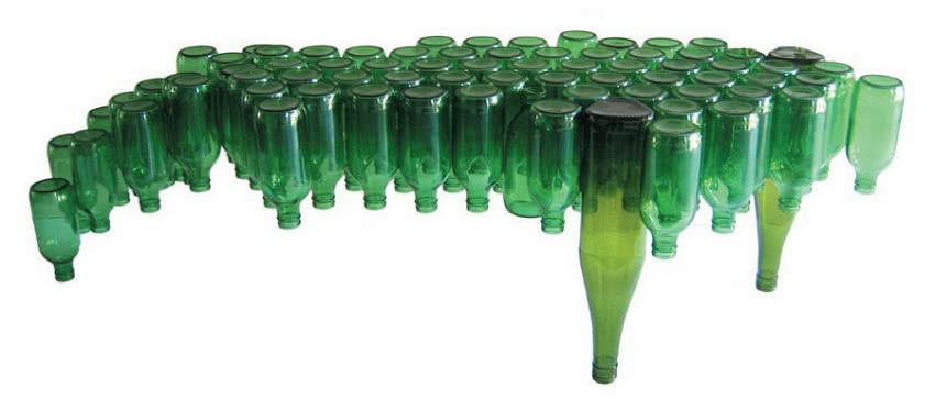 Stolik z połączonych butelek po winie i piwie,...