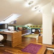 W holu na pierwszym piętrze zamontowano ozdobną...