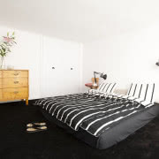 Kuchnia - białe meble i drewniany blat