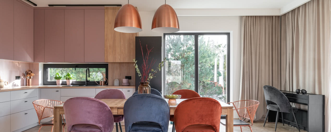 Kolorowy dom dla dużej rodziny. Projektantka połączyła róż z kolorem ceglanym!