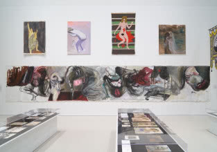 Gdy projekt milknie, sztuka mówi najgłośniej. Kulisy aranżacji wystawy „Kwestia kobieca 1550-2025”